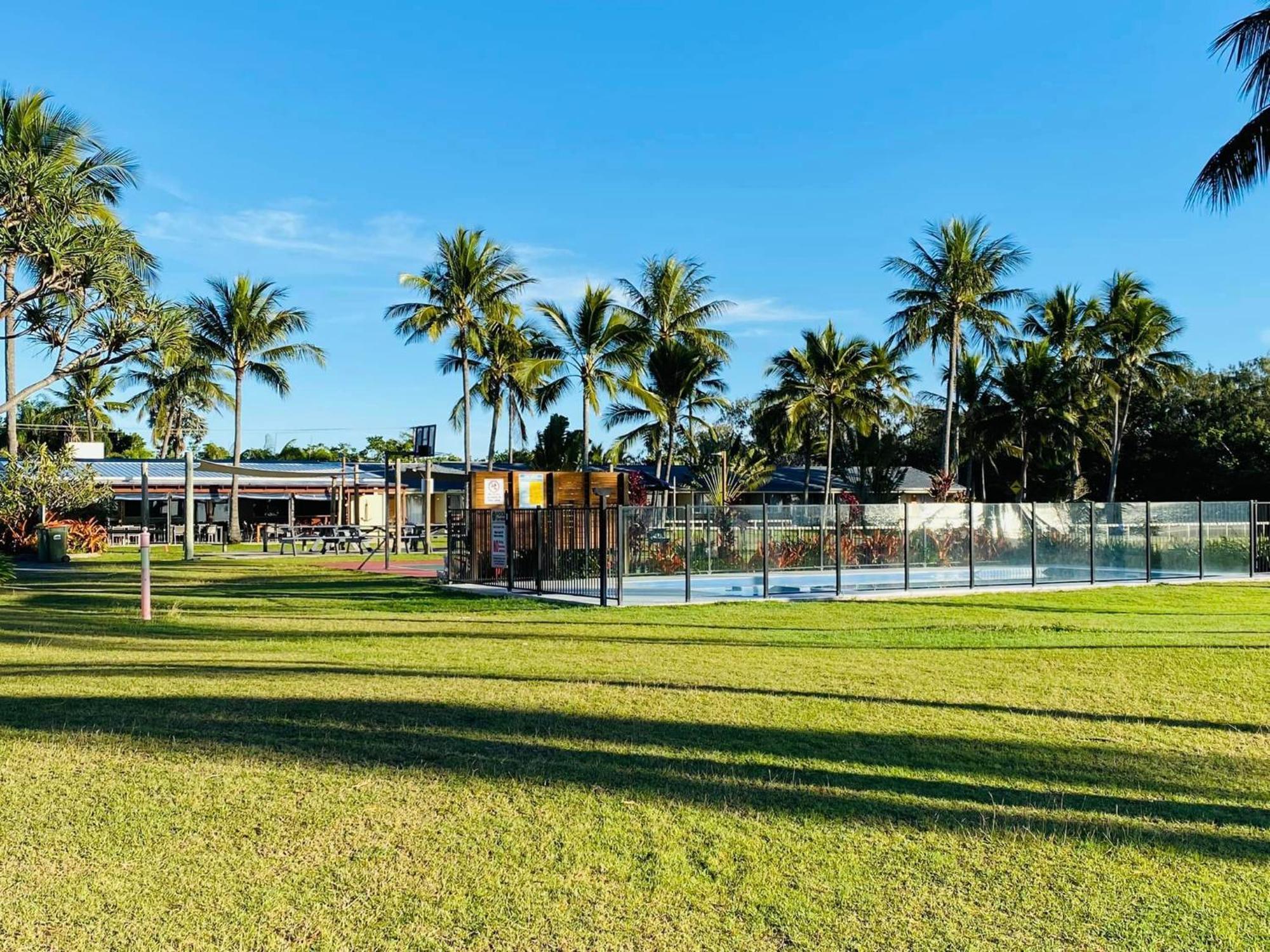 Sarina Beach Motel Exterior photo